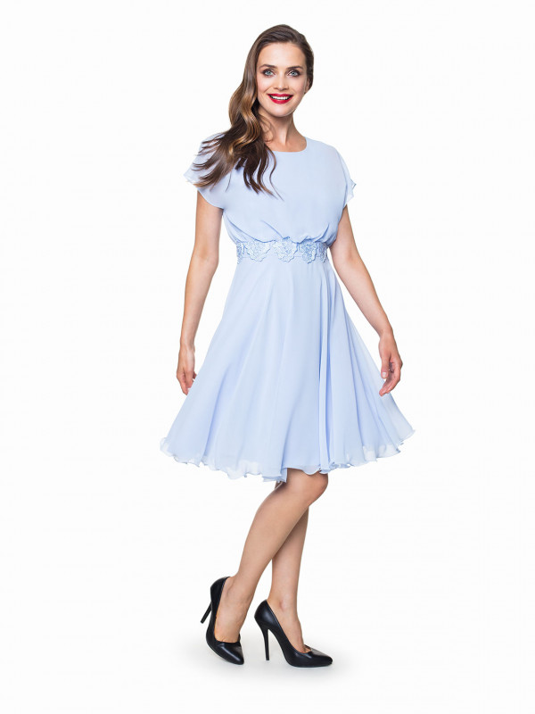 BŁĘKITNA SUKIENKA Z GIPIUROWYMI KWIATAMI L'AF NOLI